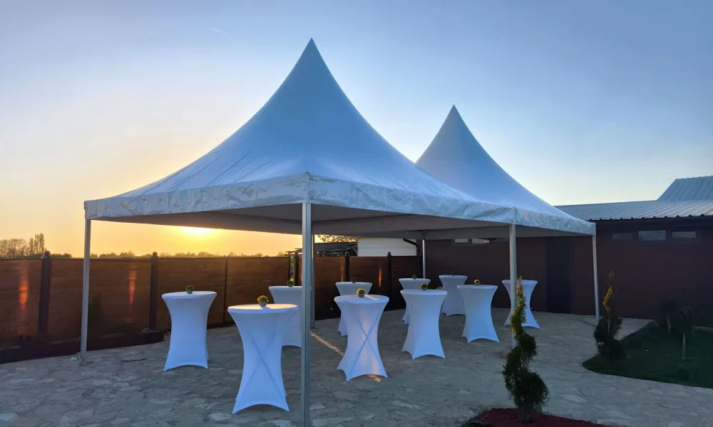 Barski stolovi sa dekoracijom i pagode