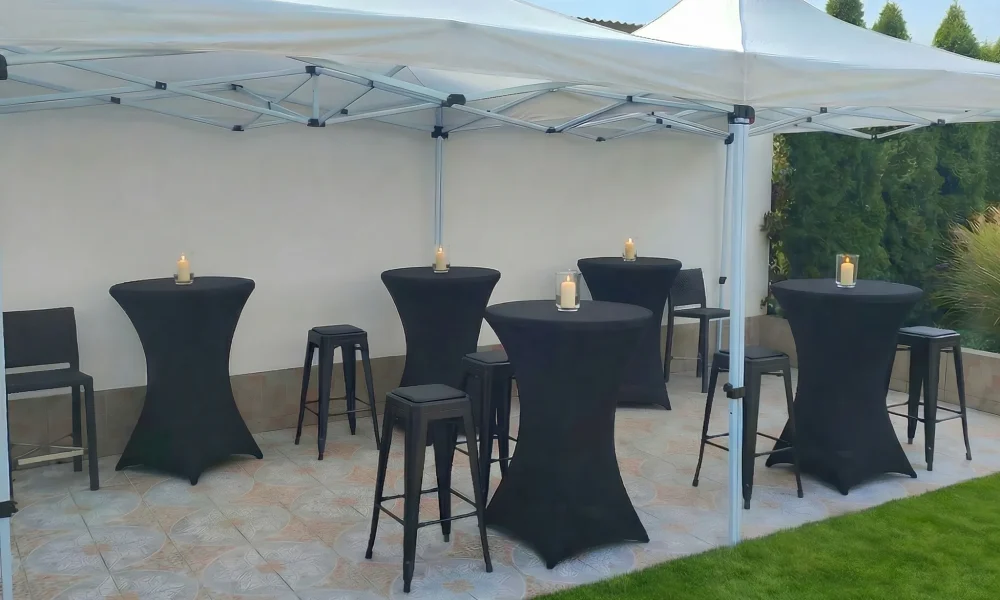 Crne barski stolovi i paviljoni za izdavanje